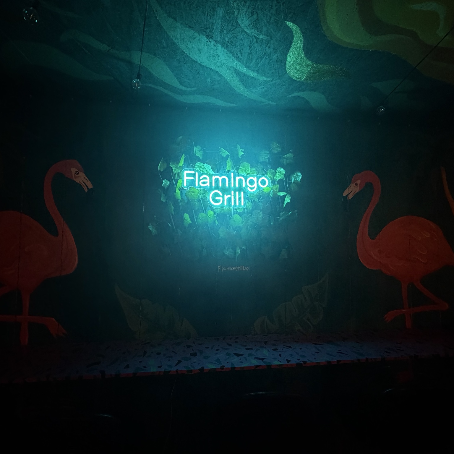 Flamingo-rummet – mörk neonmiljö
